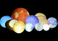 На открытом воздухе реклама раздувает раздувной вися воздушный шар глобуса планет со светом приведенным