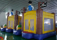 Дети на открытом воздухе пирата спортивной площадки раздувные скача желтый цвет и синь замка