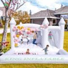 Дети прыгают на слайде Белый надувный свадебный дом с бассейном