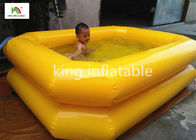 Желтый двойной бассейн крупного плана трубок для детей в задворк
