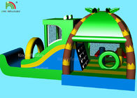 Крокодил замка крытой раздувной полосы препятствий парка скача зеленый, лес кокоса - тематическая смесь