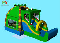 Крокодил замка крытой раздувной полосы препятствий парка скача зеленый, лес кокоса - тематическая смесь