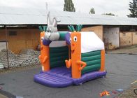 Используемый партией замок небольших детей раздувной скача с морковью и кроликом 4С4М