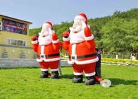 Украшения рождества Санта Клауса крупного плана потеха раздувное Санта задворк большего на открытом воздухе