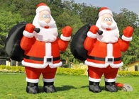Украшения рождества Санта Клауса крупного плана потеха раздувное Санта задворк большего на открытом воздухе