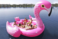 Взрослые озера гигантский розовый раздувной поплавк бассейна фламинго на открытом воздухе плавают раздувное для партии