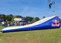 FMX склоняло воздушная подушка приземляясь окончательный тренируя сценарий для конька BMX сноуборда лыжи