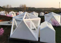 Гостиница крупного плана на открытом воздухе раздувного прозрачного шатра предаваясь мечтам располагаясь лагерем