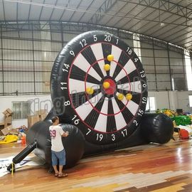 Игра спорта доски дротика Kickball дротиков футбола на открытом воздухе взаимодействующая раздувная