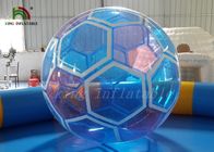 футбольного мяча ПВК/ПТУ 1,0 мм крупный план прозрачного раздувной идя на шарик воды
