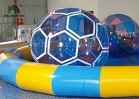 футбольного мяча ПВК/ПТУ 1,0 мм крупный план прозрачного раздувной идя на шарик воды