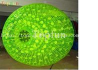 Светя раздувной шарик Zorbing с зеленым D-кольцом засевает ролик травой на земле